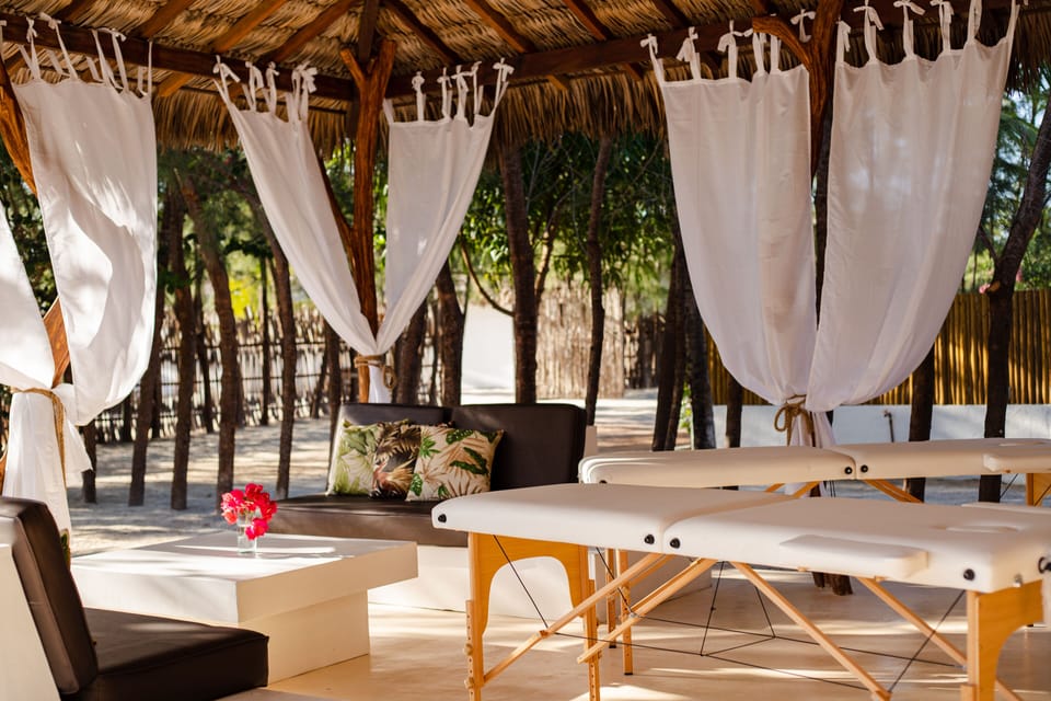 Sala de estar com projetor e para massagem
