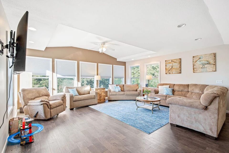 On the Rocks is a relatively new listing. So much space for your guests.