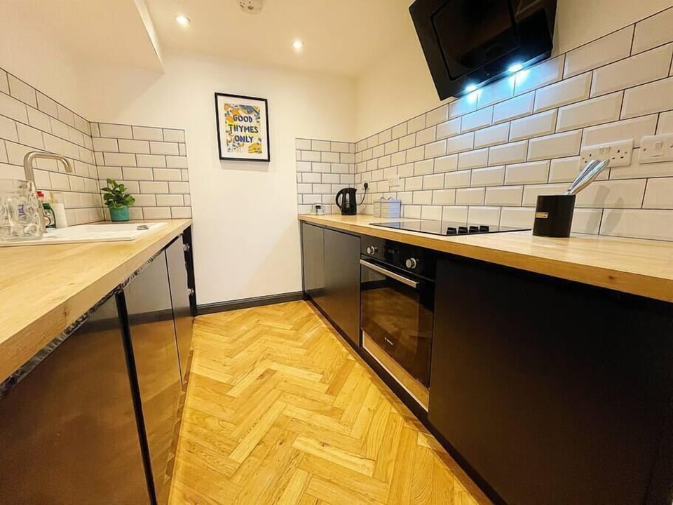 Full kitchen with oven + hob