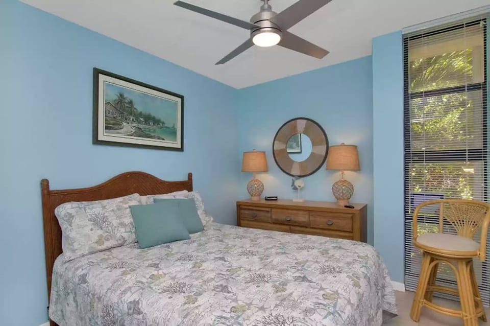 Guest bedroom with Queen
