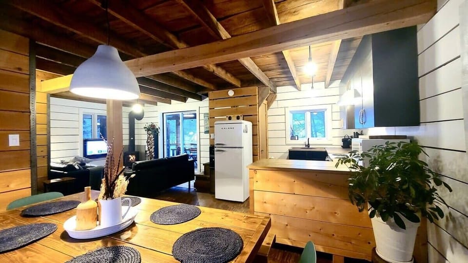 Dining area with seating for up to 6 guests