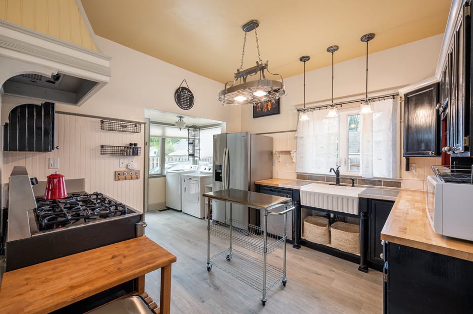 Personal b&b must-have: A proper ‘holiday meal’ kitchen w/ all the trimmings