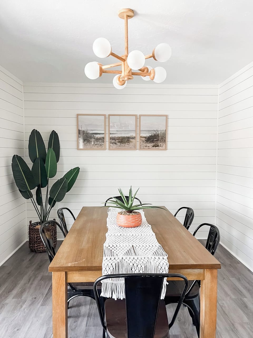 Dining room area with a dining table that seats 6.