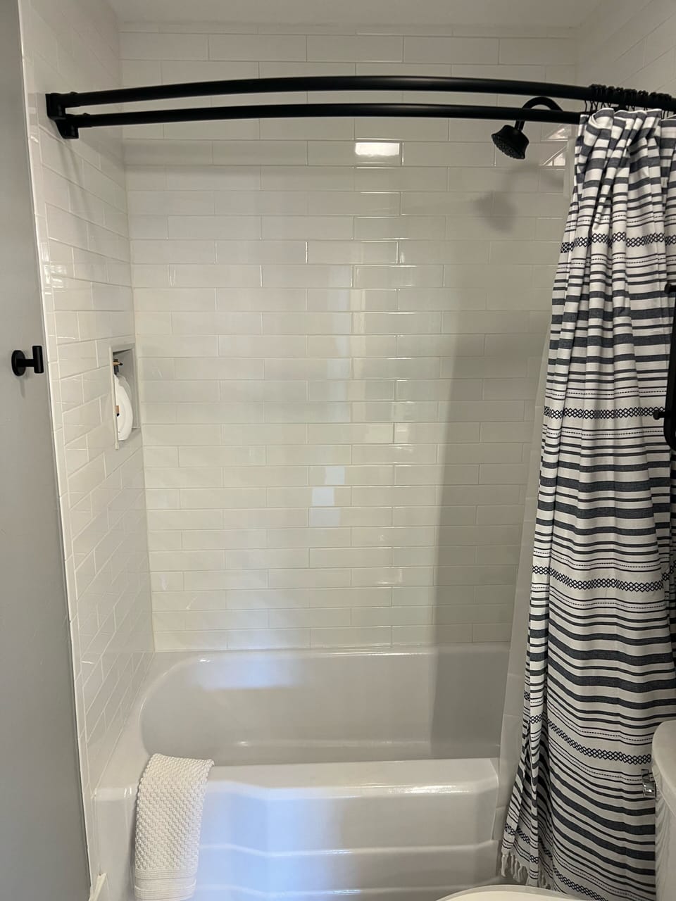 Tub & Shower Combo ~ Shampoo, Conditioner & Body Wash provided