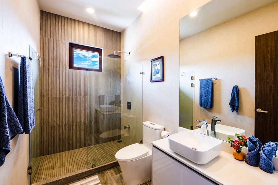 1st floor guest private bath