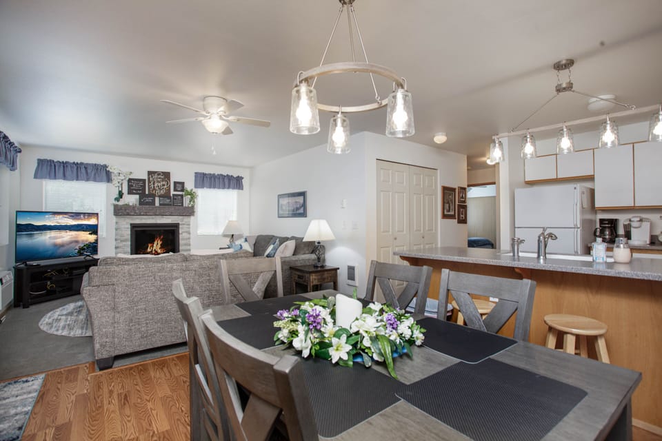 Open concept dining, kitchen living space.