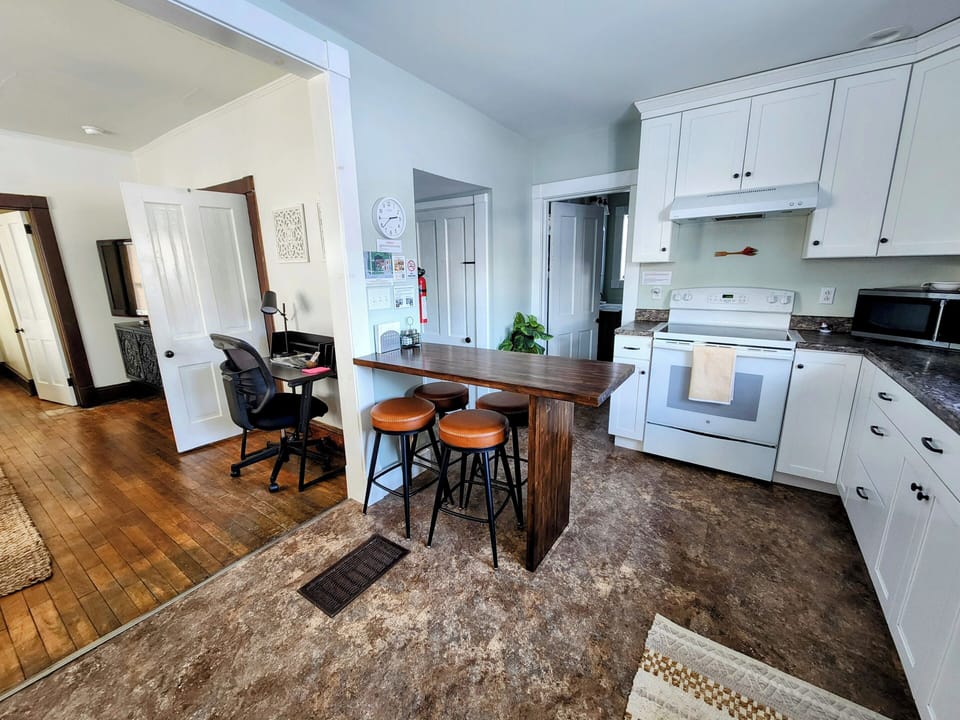 Well-equipped eat-in kitchen