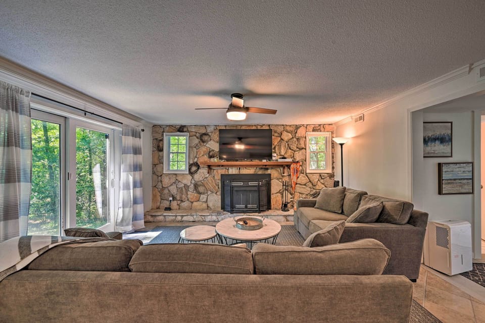 Family Room | 1st Floor | Free WiFi | Smart TV | Central Heat & A/C