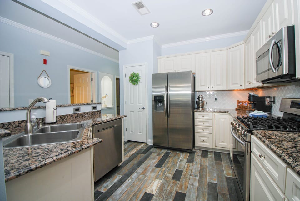 Updated, stocked kitchen to prep all your group meals with island seating for 4.