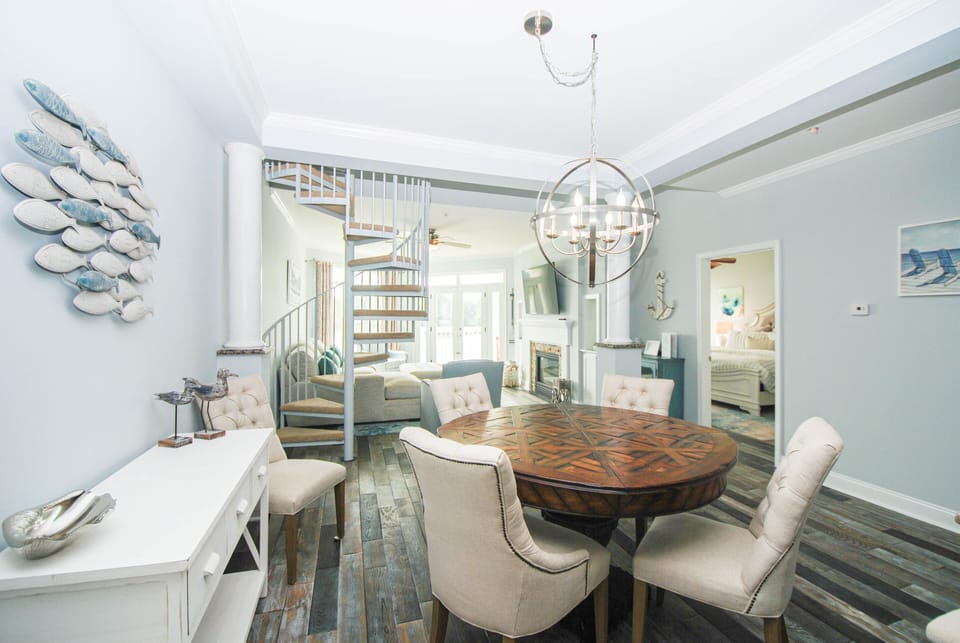 Dining area with seating for 6.