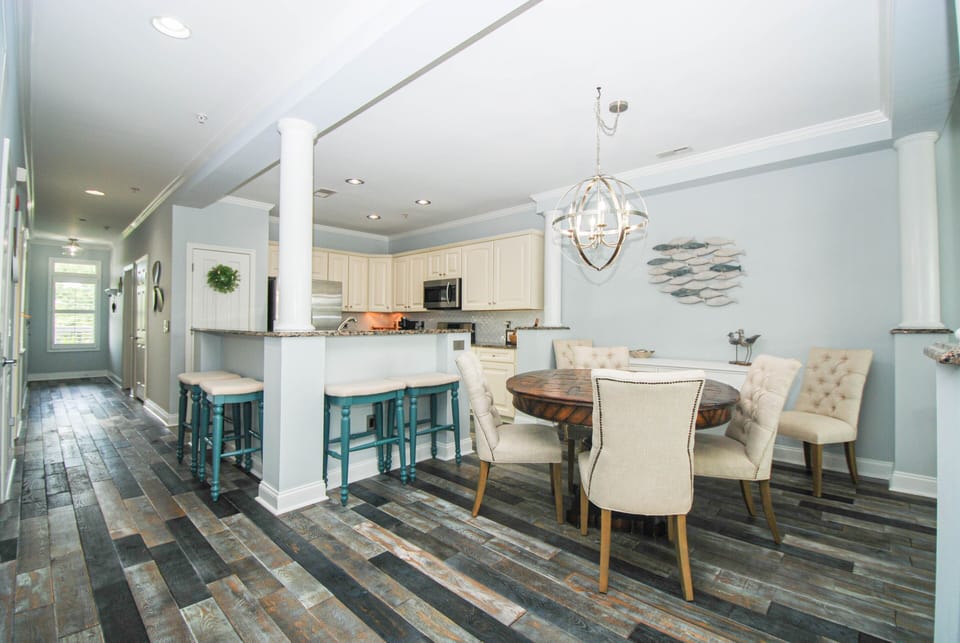 Dining area with seating for 6.
