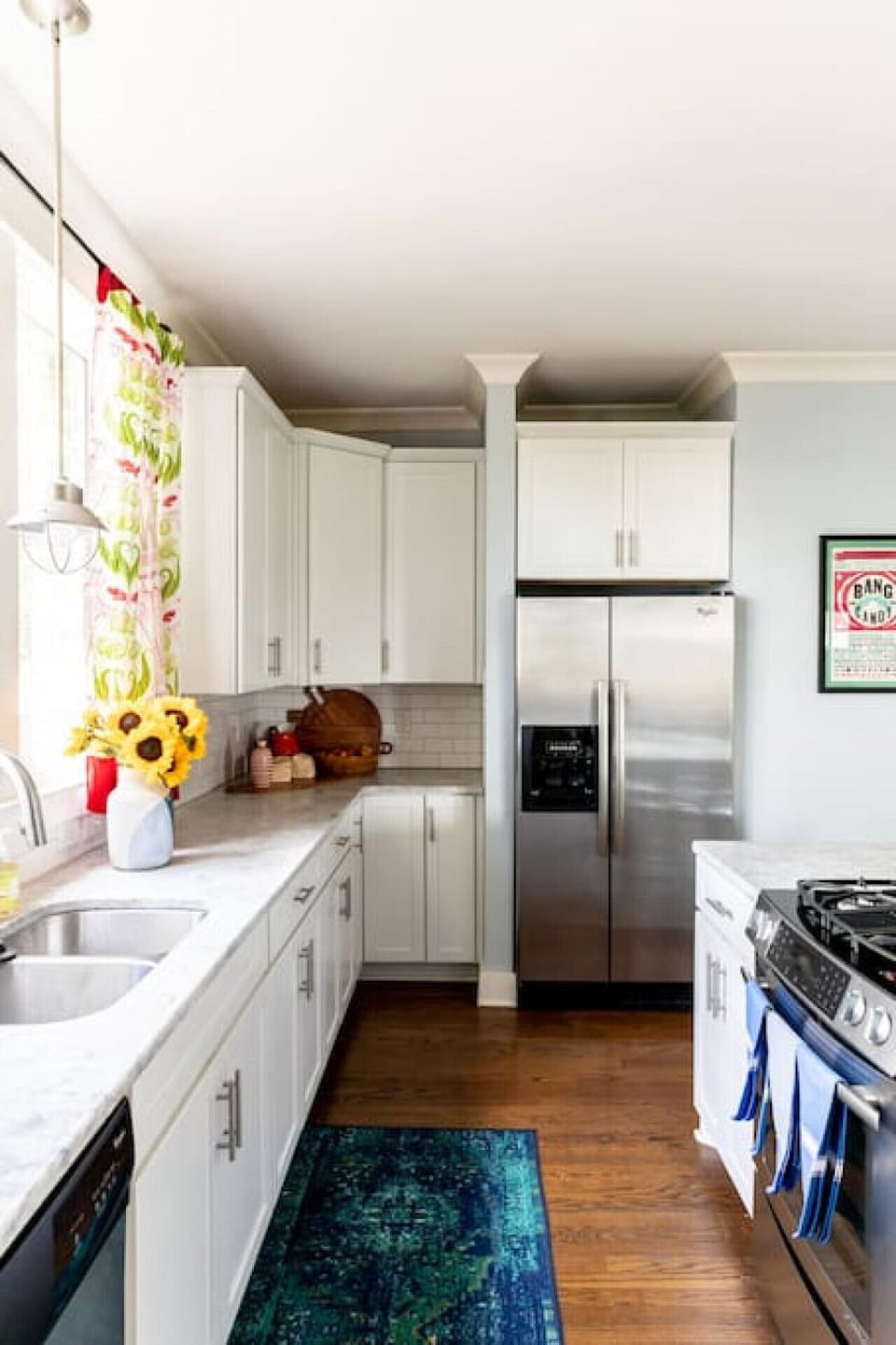 Fully equipped kitchen. Seating for 4 at the kitchen island.