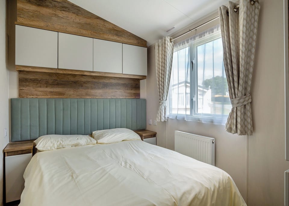 Bedroom, Bed