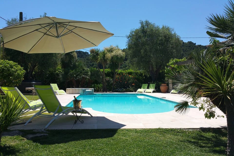 Open a chilled bottle of delicious Provence wine, grad a sun lounger & relax!