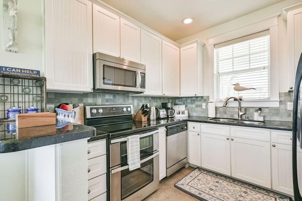 Kitchen with stainless steel appliances and all the essentials