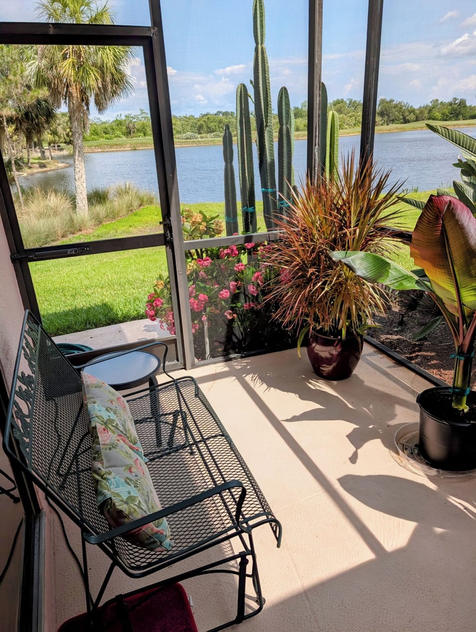 Side lanai with privacy gardens and beautiful lake views.  Perfect for guests. 