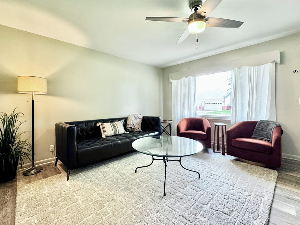 Spacious living room - great for relaxing & socializing!