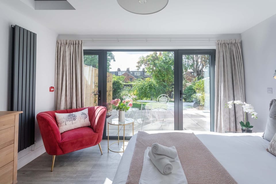 Bright, light and airy studio with garden views