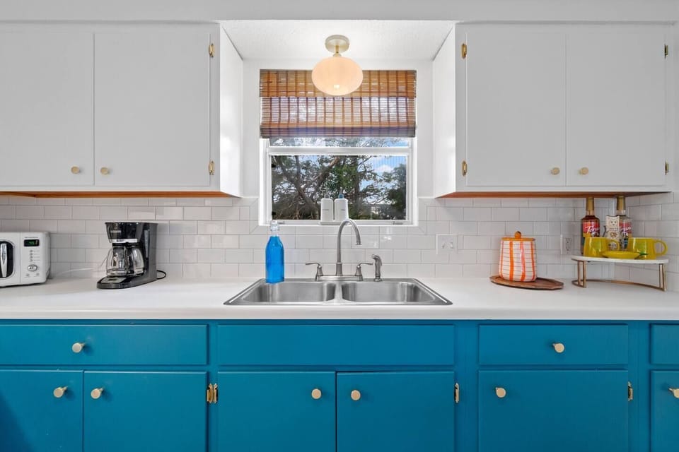 Simple and clean kitchen if you like to dine in instead of going out