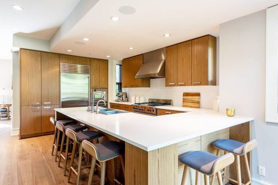 Slide up a chair at the breakfast bar, or sit at the dining table! Create your family memories here.