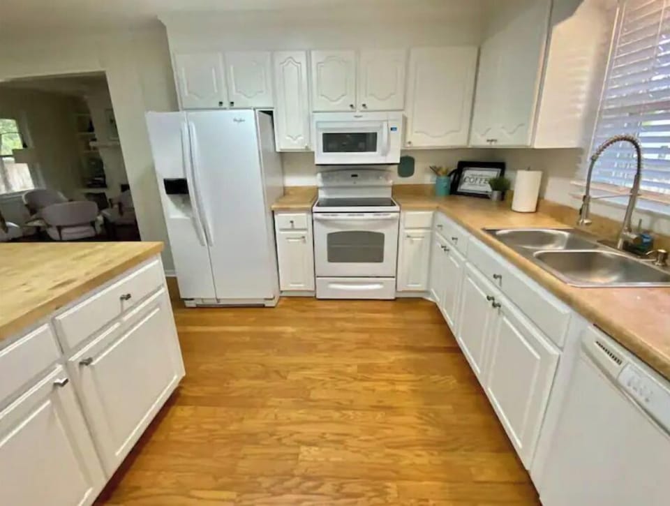 fully equipped kitchen
