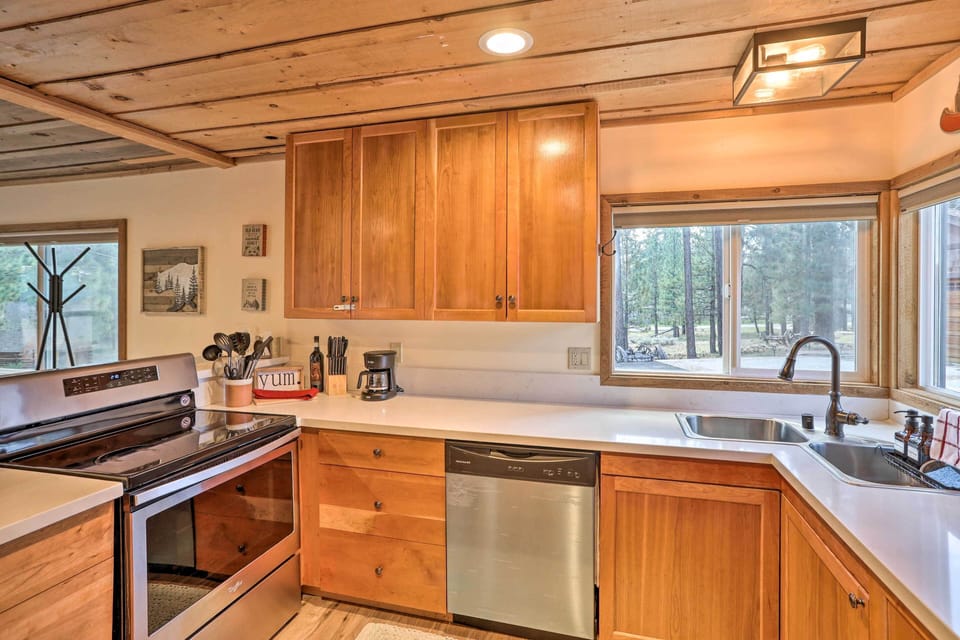 Kitchen | Fully Equipped | Coffee Maker | Cooking Basics | Dishware/Flatware