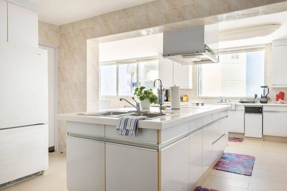 Fully equipped kitchen with 2 sinks (filtered water on the smallest one), dishwasher, large fridge, microwave, oven, stovetop, Ninja blender, Nespresso Coffee and Drip Coffee machines, pots & pans, dishware for 20, wine glasses and snacks arrival!