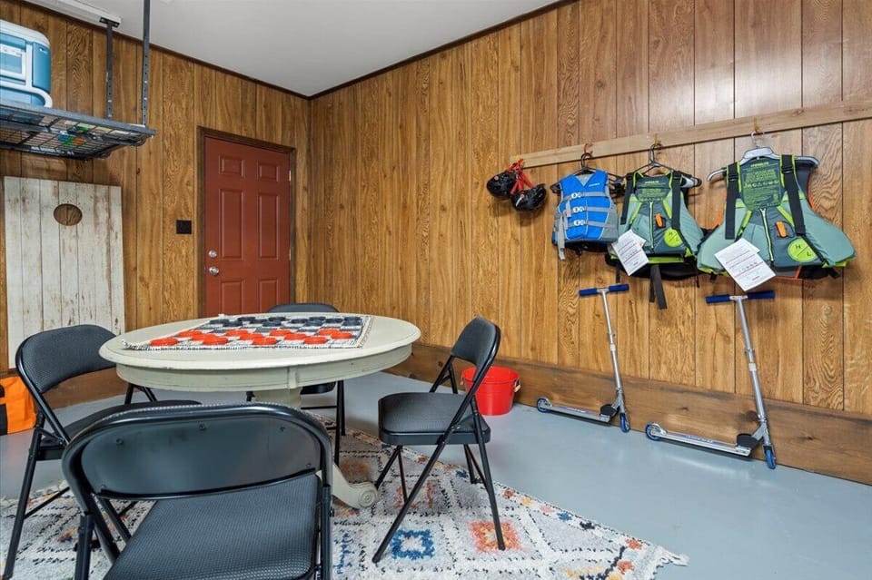 Table & chairs to enjoy board games. Life jackets on hand for kayak/paddleboard