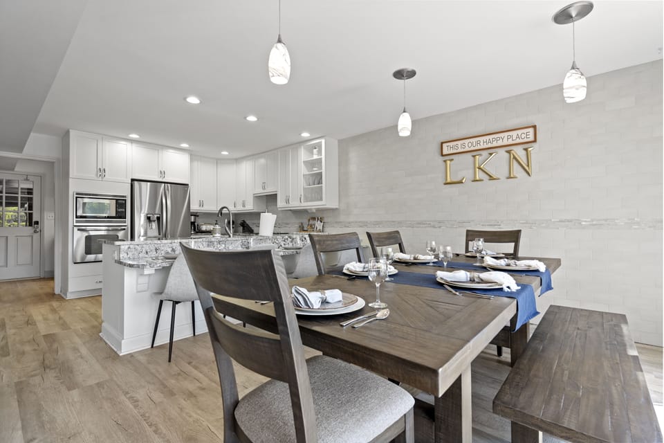 Seating for 6 at dining table and additional 4 at counter.
