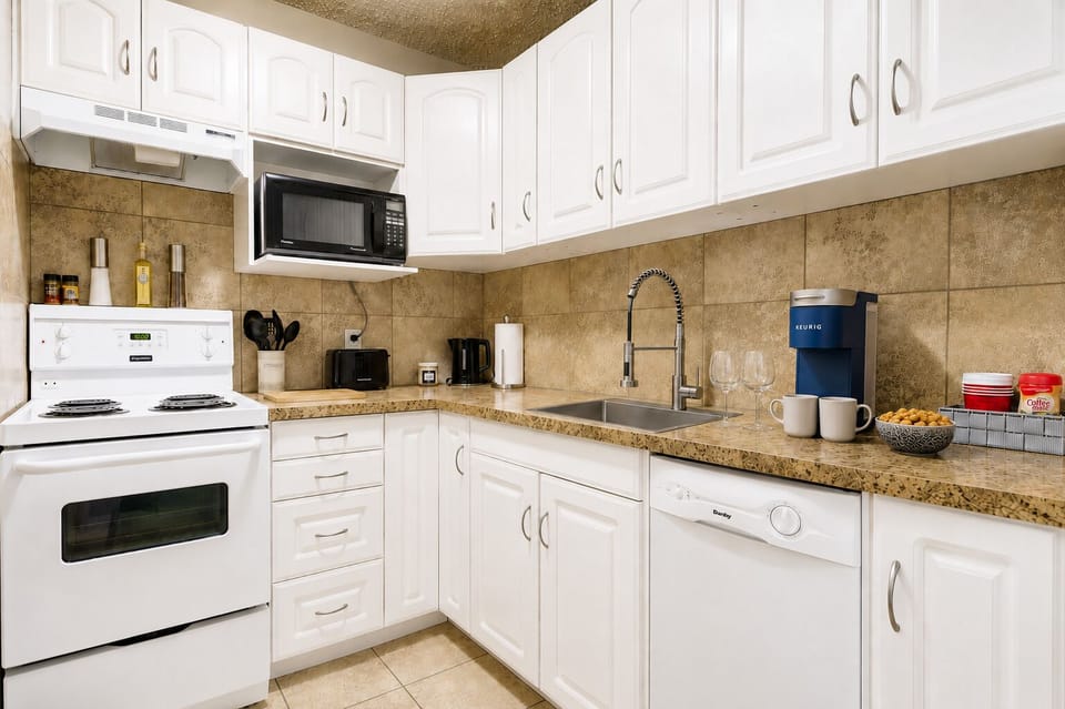 Kitchen: Fully equipped. Paper Towels, Keurig Pods, Tea, & Brita complimentary.
