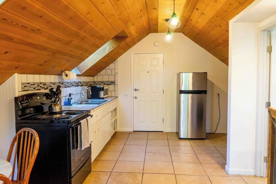 Full size kitchen is fully stocked with all of the dishes and cooking utensils you may need during your stay

Paper towels, hand soap, dish soap, and kitchen towels are also included