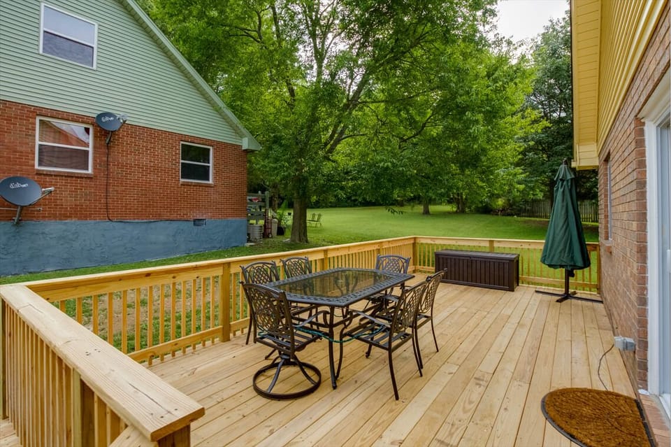 Huge deck for to enjoy the outdoors