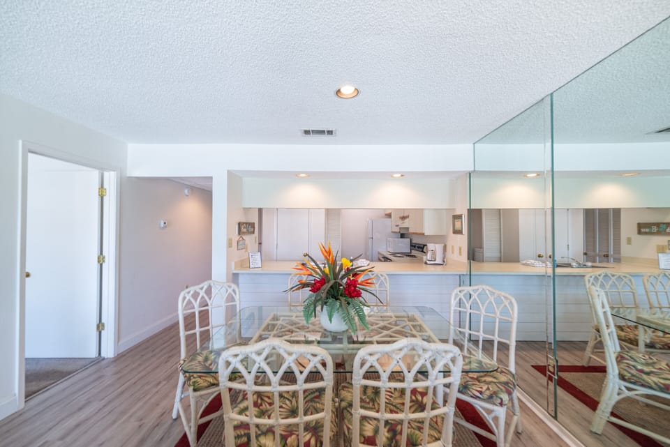 Kitchen has a breakfast bar, too.