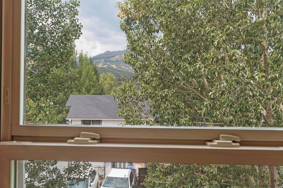 Iconic Breckenridge Views — Just blocks to Main Street—classic mountain vistas that capture the magic of Breck. 🏔️✨