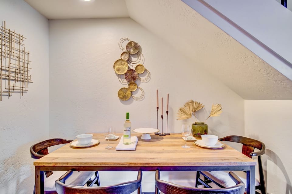 Dining with seating for 4
