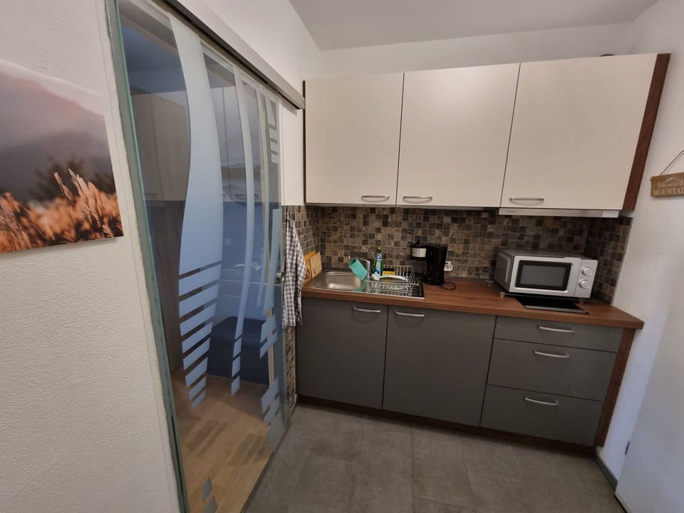 Cabinetry, Property, Countertop, Building, Drawer, Interior Design, Flooring, Wood, Wall, Chest Of Drawers