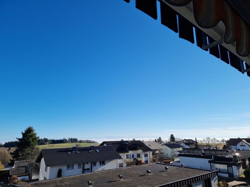 Sky, Building, Window, Urban Design, Cloud, Roof, Shade, Horizon, City, Tints And Shades