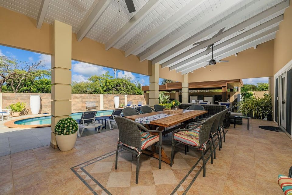Gather your loved ones for unforgettable al fresco meals around our spacious dining table, all while overlooking the sparkling pool. Dinner with a view, every night.