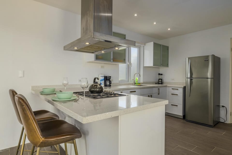 In this fully equipped kitchen, make a quick breakfast.