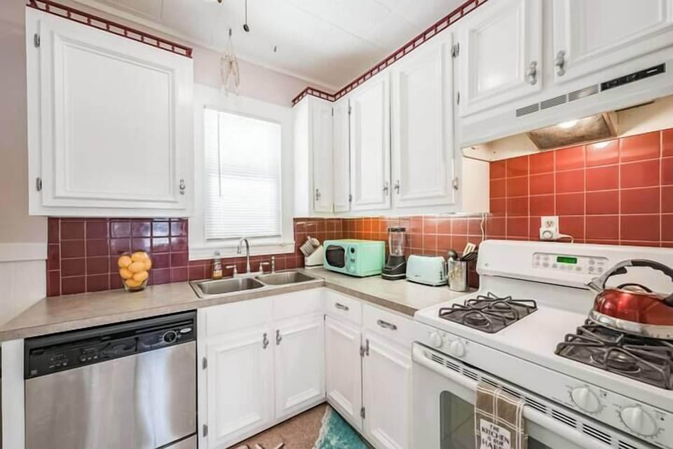 Dishwasher, microwave, blender, stove, oven, toaster, hot water kettle, plates