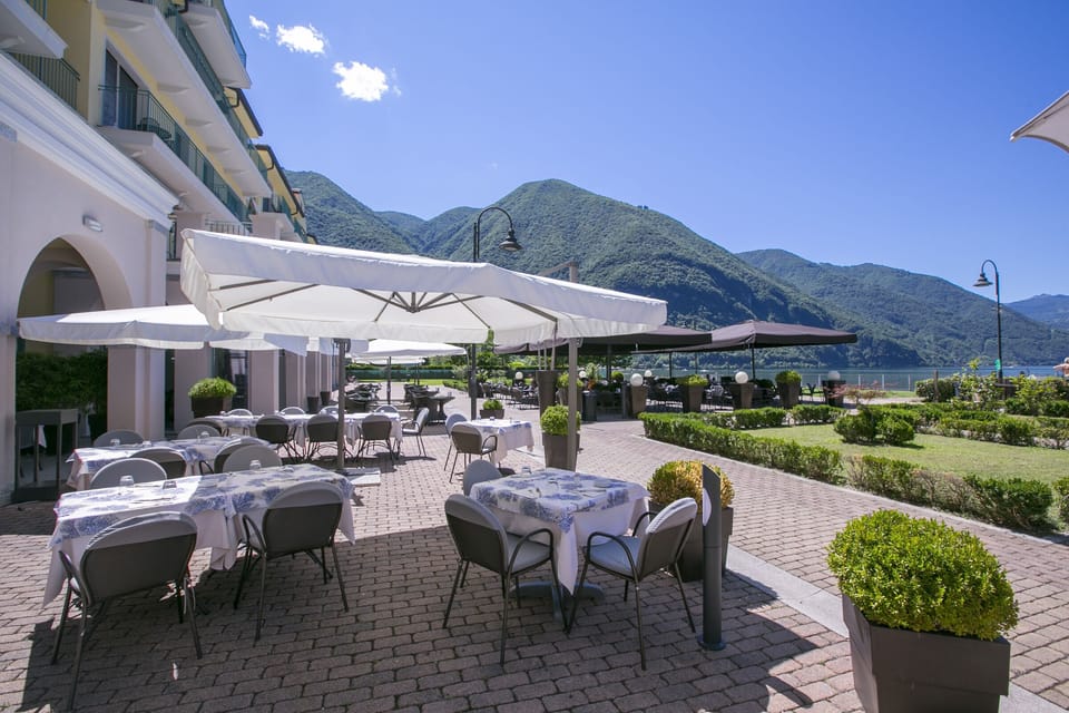 Enjoy a pizza or pasta at the Osteria del Porto