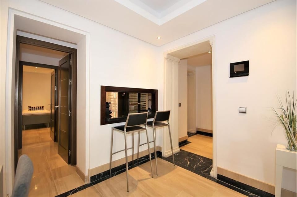 Breakfast bar for two guests in the lounge with dining area