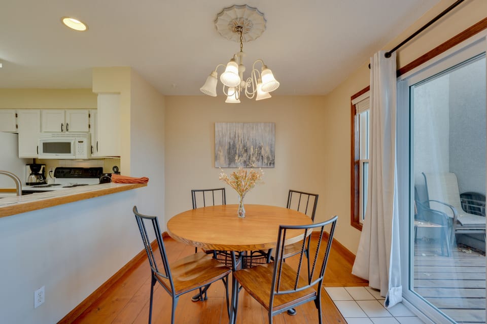 Dining Area | Dishes & Flatware Provided
