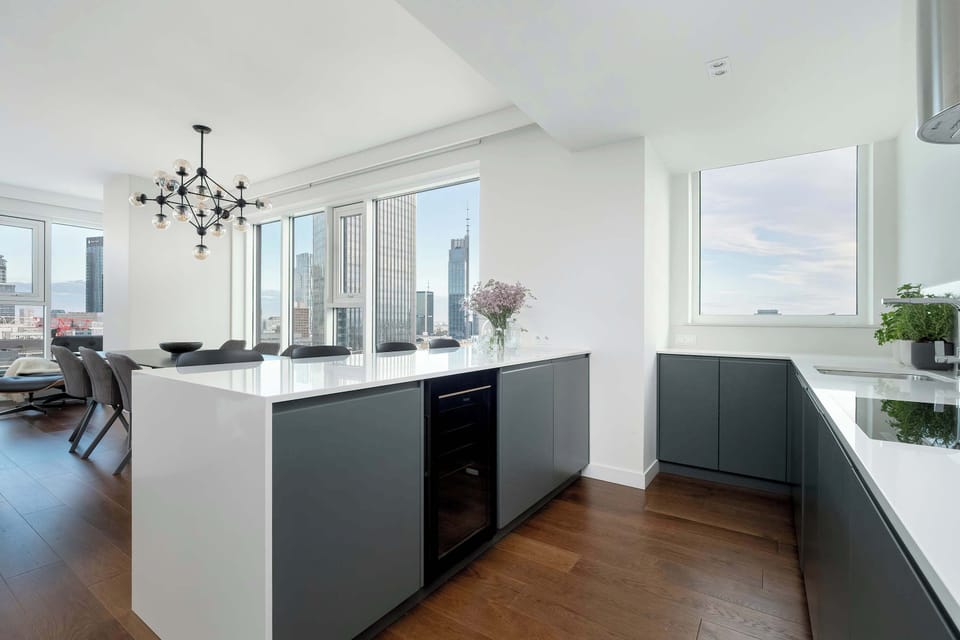 Modern, fully equipped kitchenette. 