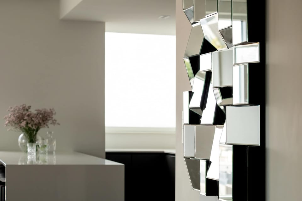 Decorative details in the apartment. 