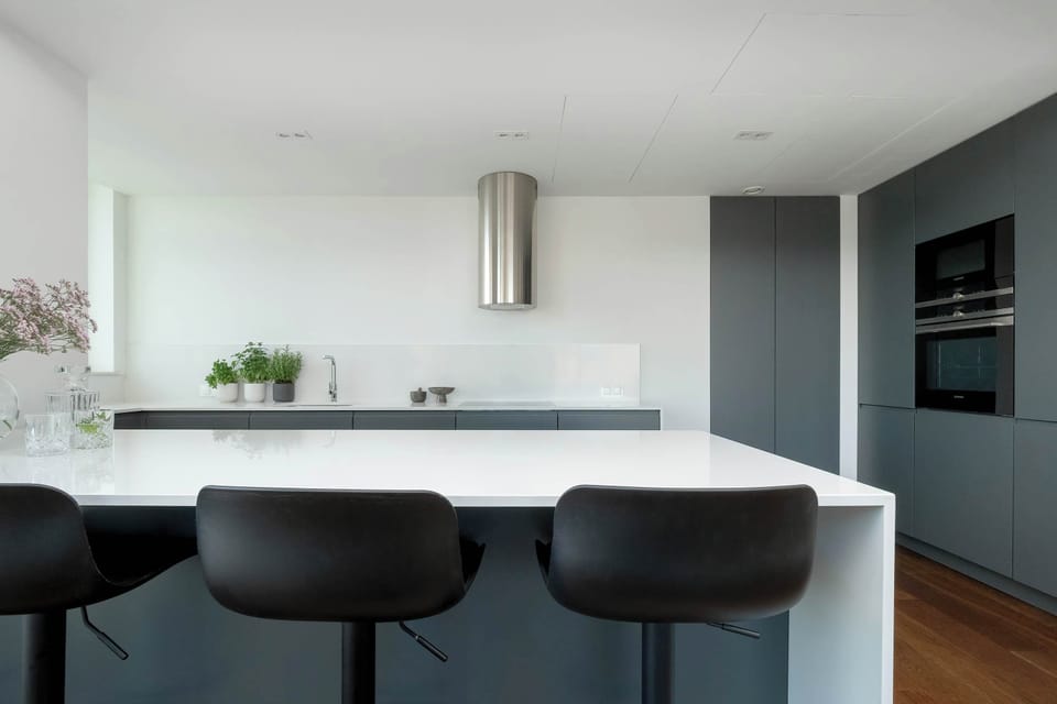 Kitchenette with plenty of kitchen utensils and dishes. 