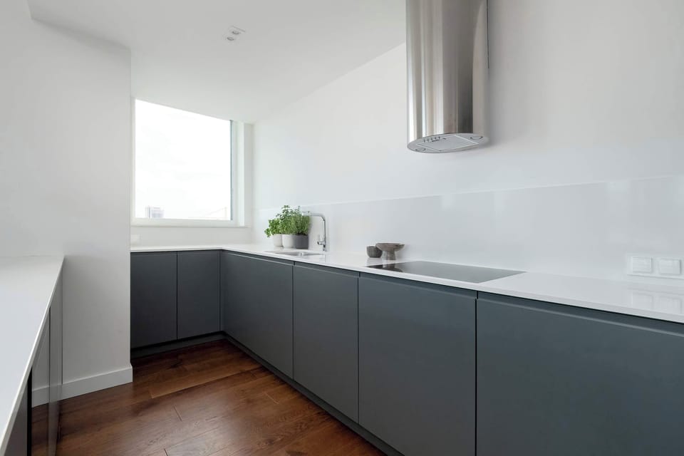 Kitchenette with plenty of kitchen utensils and dishes. 