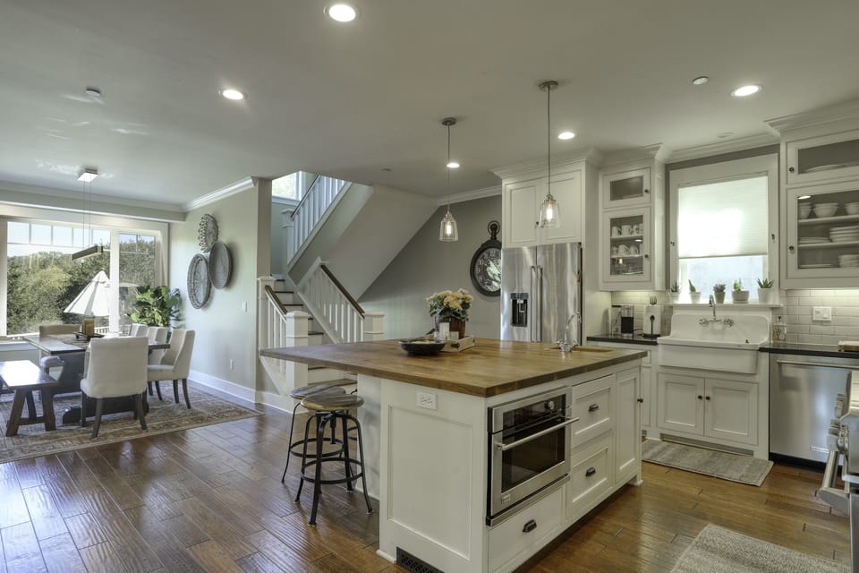 552 Paseo 4+ Bedroom Private Home Rental - 5 Minute Walk to the