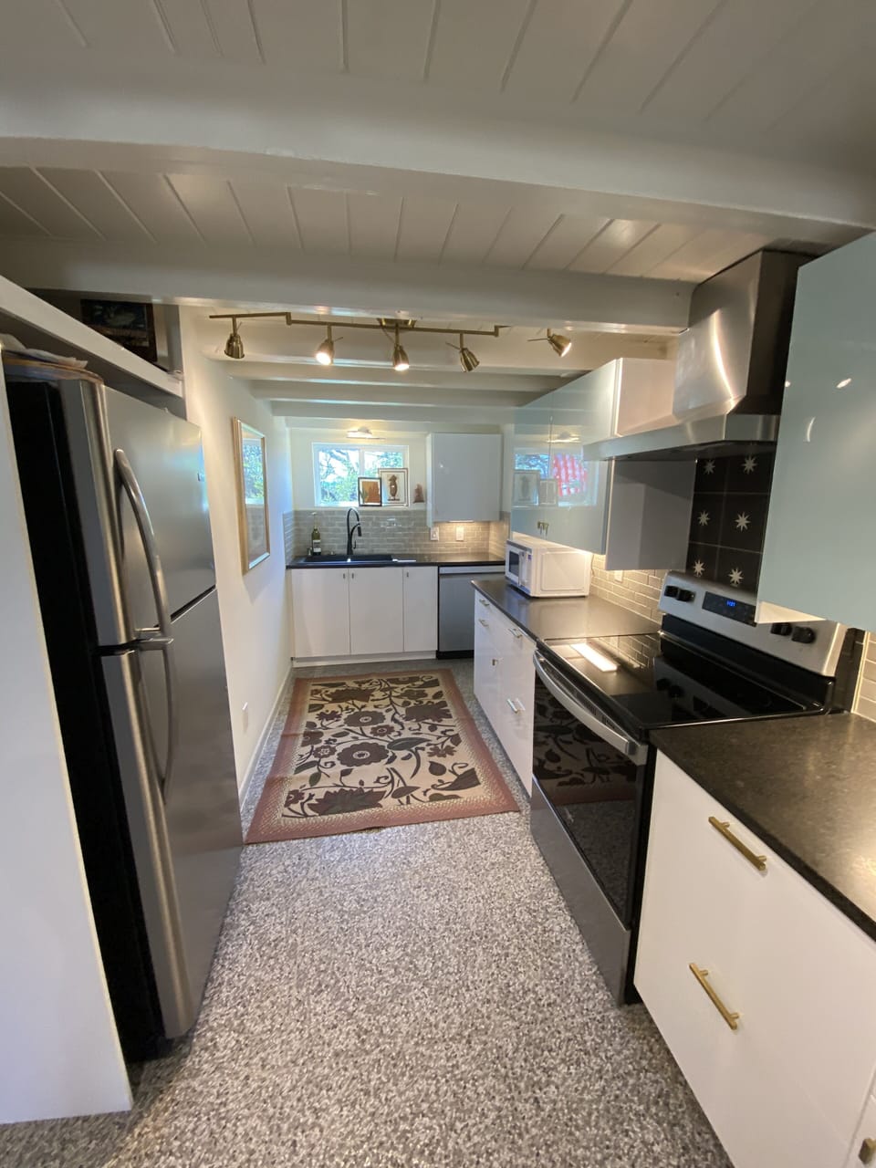 Full kitchen for any type of meal prep.