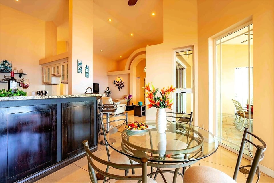 Overview from breakfast table and kitchenbar to the livingroom